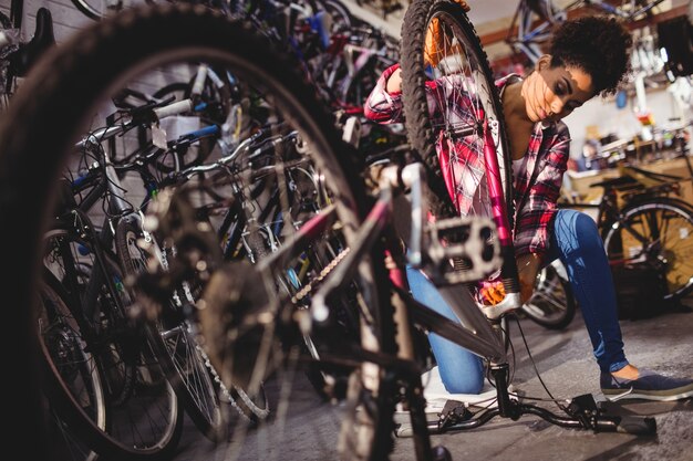 Mecánico de reparación de una bicicleta