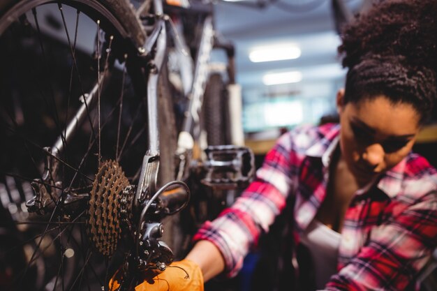 Mecánico de reparación de una bicicleta