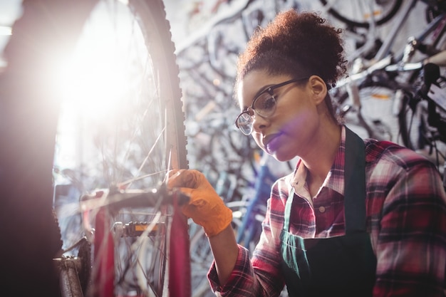 Foto gratuita mecánico de reparación de una bicicleta