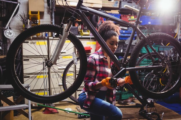 Mecánico de reparación de una bicicleta