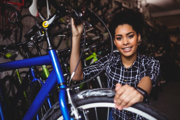 Mecánico de reparación de una bicicleta