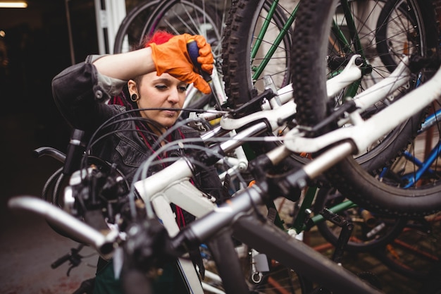 Foto gratuita mecánico de reparación de una bicicleta