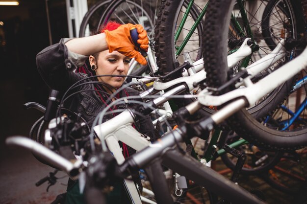 Mecánico de reparación de una bicicleta