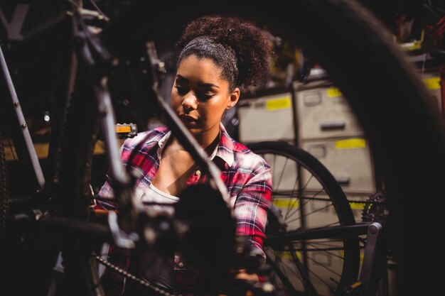 Mecánico de reparación de una bicicleta