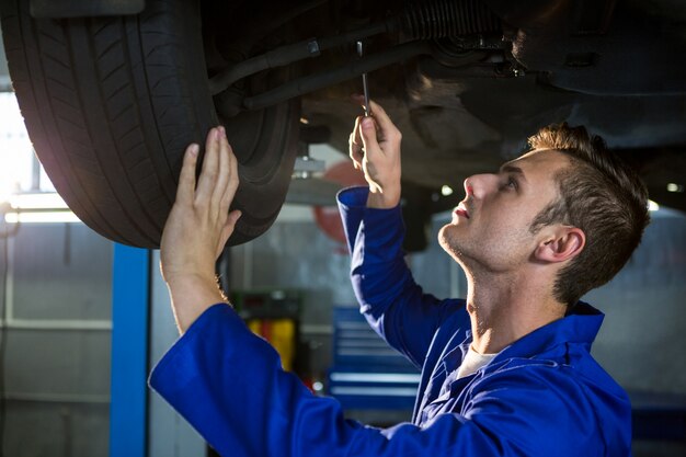 Mecánico de reparación de un coche