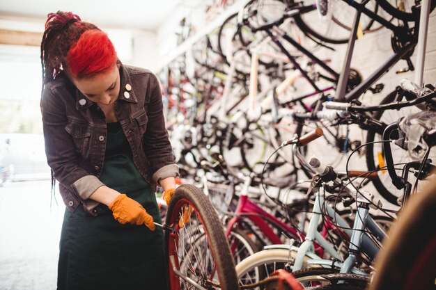 Mecánico de reparación de una rueda de bicicleta