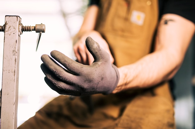 Mecánico reparando una bicicleta