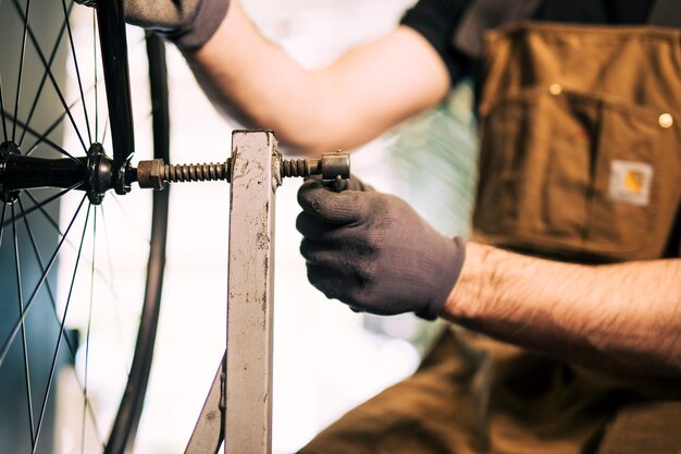 Mecánico reparando una bicicleta