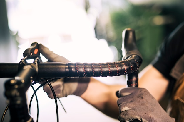 Mecánico reparando una bicicleta