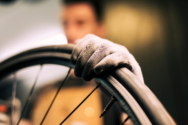 Mecánico reparando una bicicleta