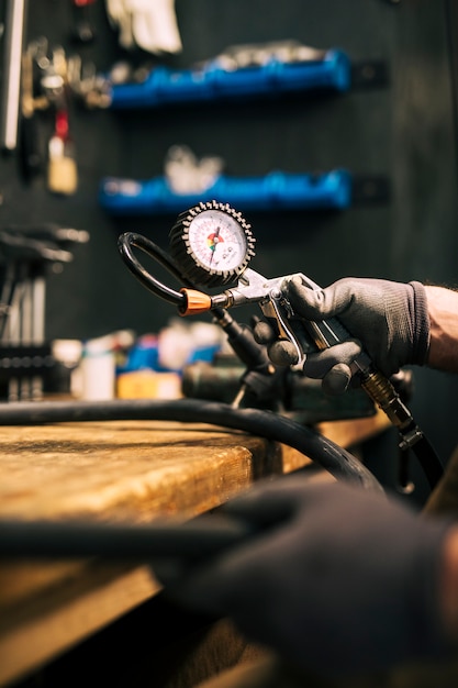 Foto gratuita mecánico reparando una bicicleta