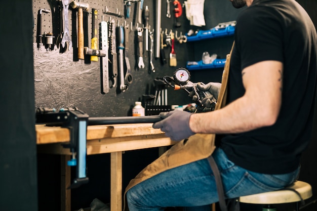 Foto gratuita mecánico reparando una bicicleta