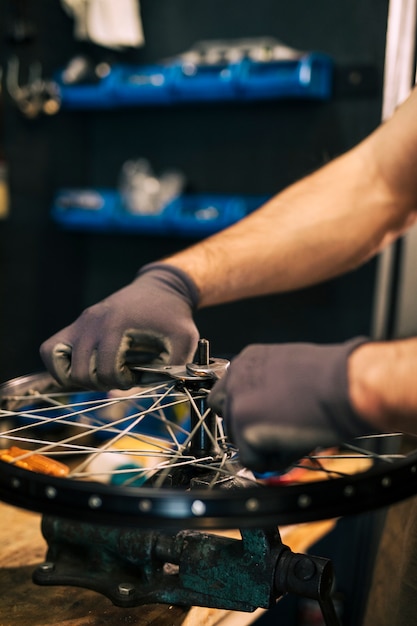 Foto gratuita mecánico reparando una bicicleta