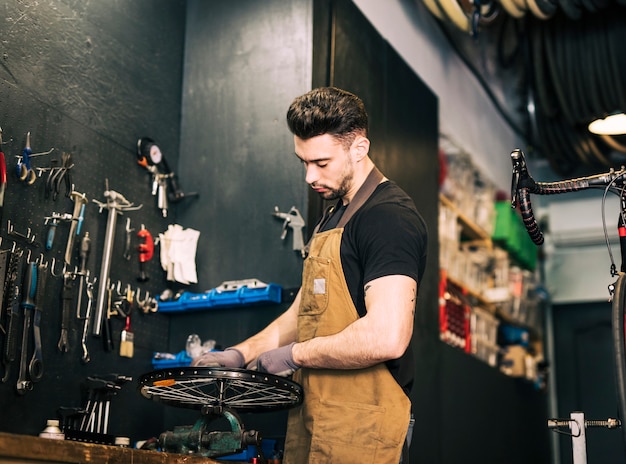 Mecánico reparando una bicicleta