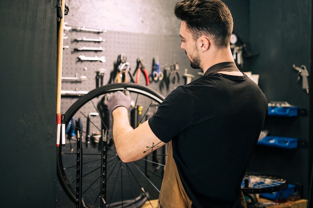 Foto gratuita mecánico reparando una bicicleta