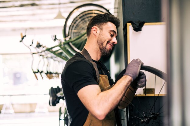 Mecánico reparando una bicicleta