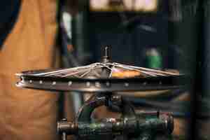 Foto gratuita mecánico reparando una bicicleta