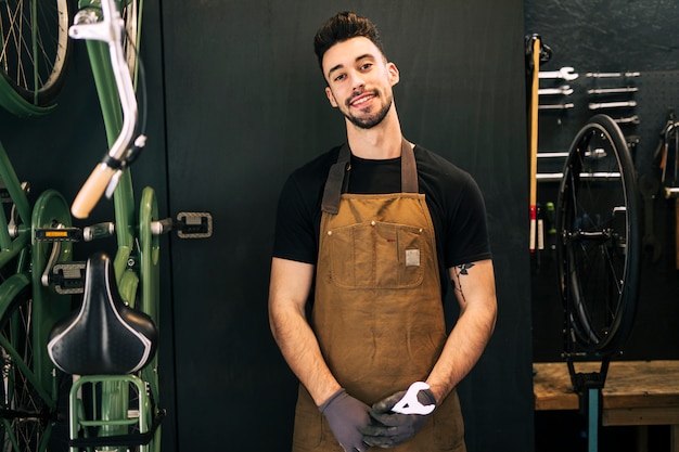 Mecánico reparando una bicicleta