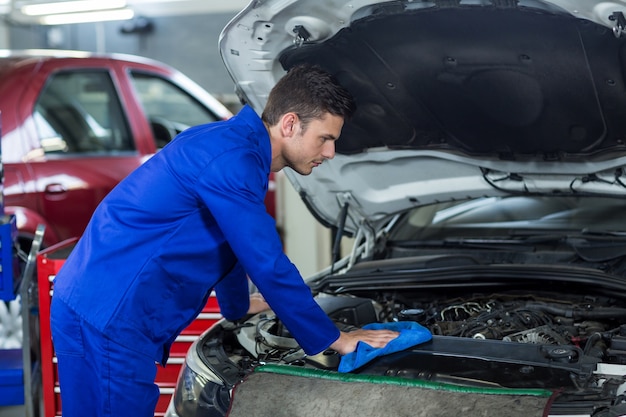 Mecánico de servicio a un motor de coche