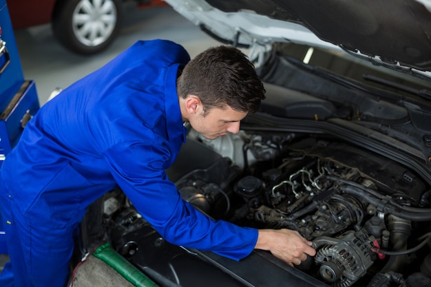 Mecánico de servicio a un motor de coche