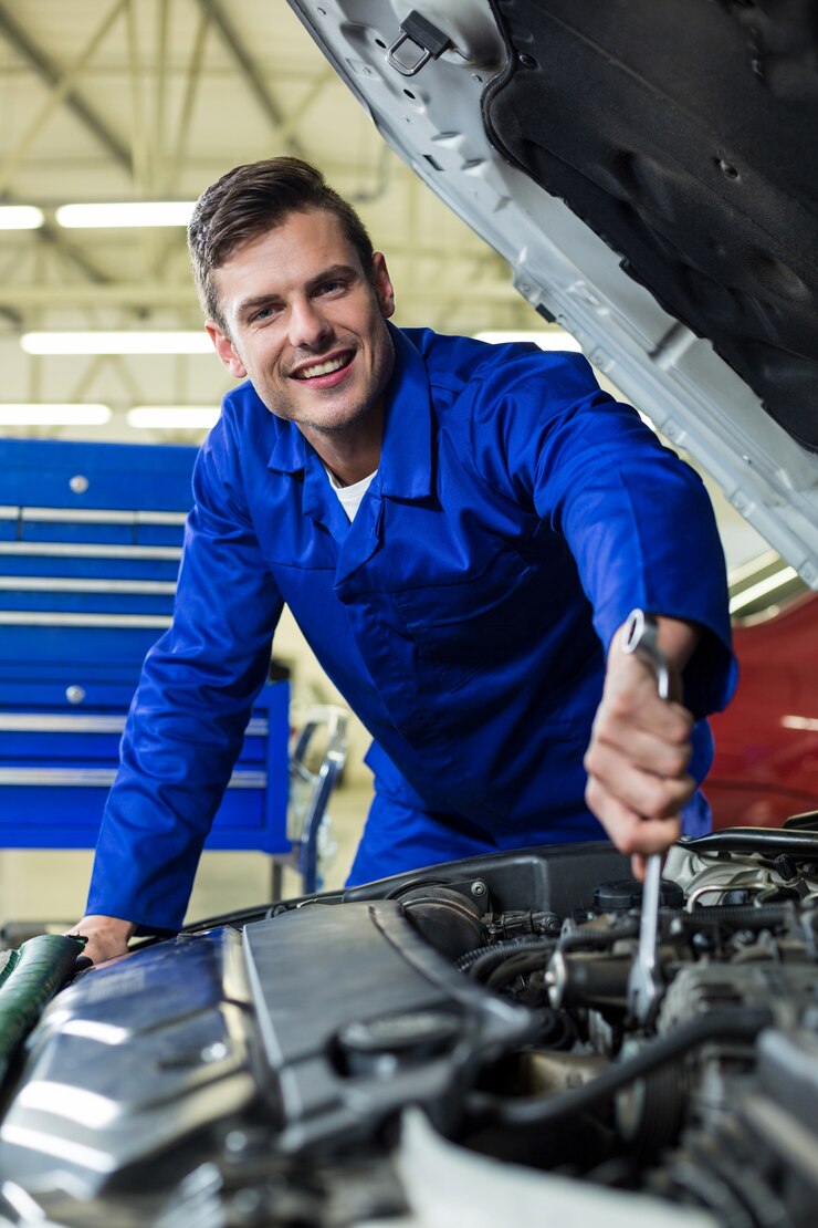 Foto gratuito mecánico de servicio a un motor de coche