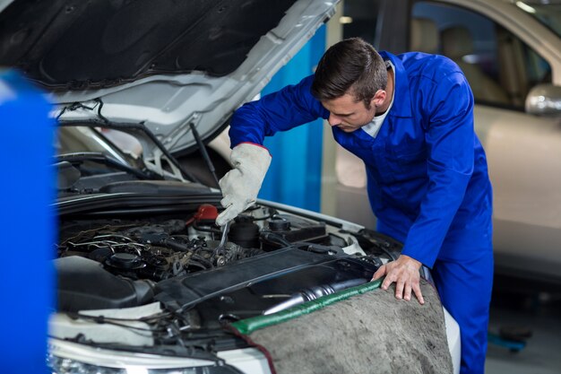 Mecánico de servicio a un motor de coche