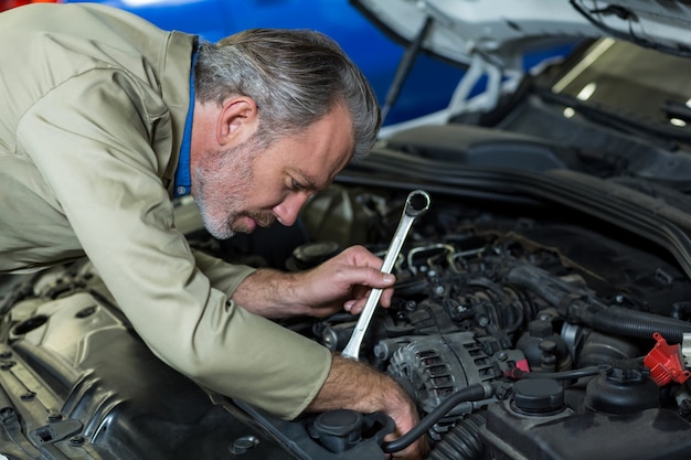 Mecánico de servicio a un motor de coche