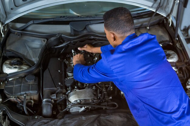 Mecánico de servicio a un motor de coche