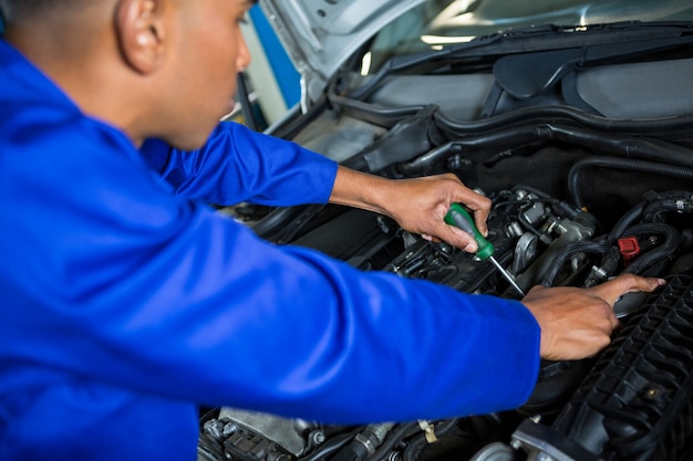 Mecánico de servicio a un motor de coche