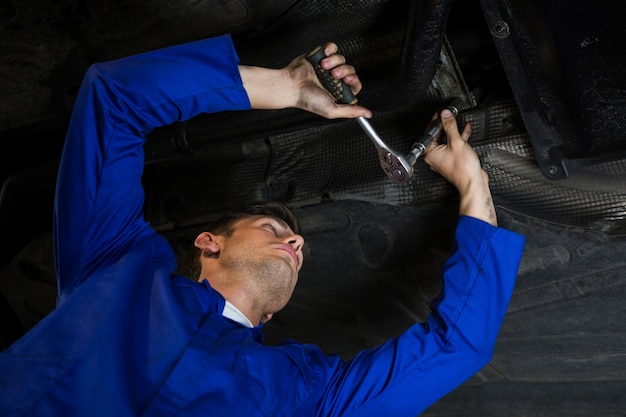 Foto gratuita mecánico servicios de un coche