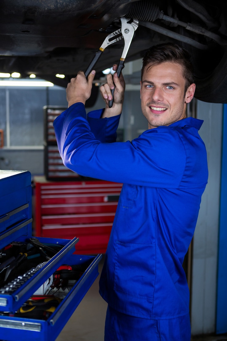 Foto gratuito mecánico servicios de un coche