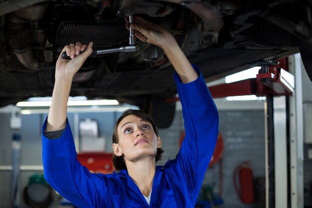 Mecánico de sexo femenino servicios de un coche