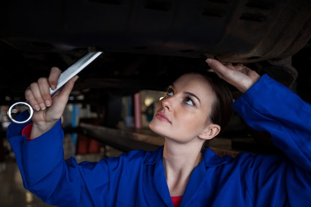 Mecánico de sexo femenino servicios de un coche