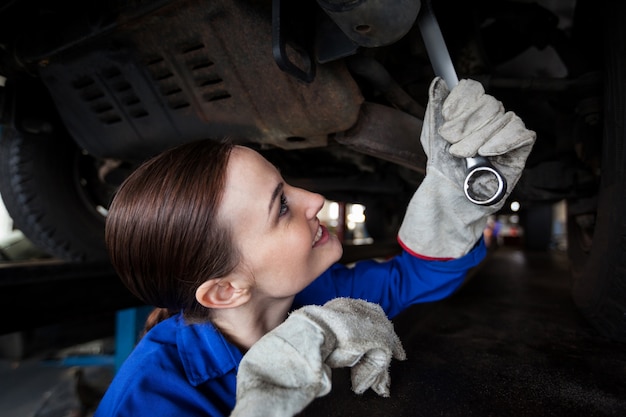 Foto gratuita mecánico de sexo femenino servicios de un coche