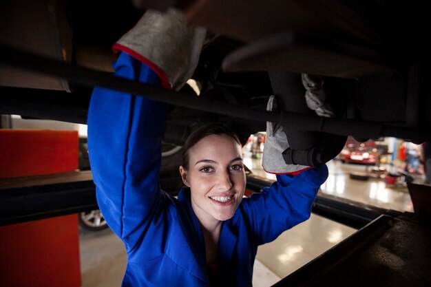 Mecánico de sexo femenino servicios de un coche