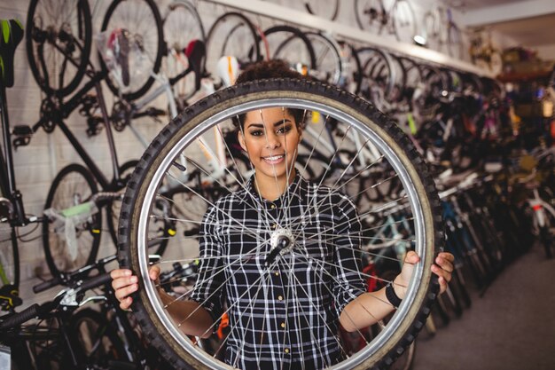 Mecánico sosteniendo una rueda de bicicleta