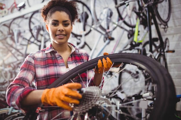 Mecánico sosteniendo una rueda de bicicleta