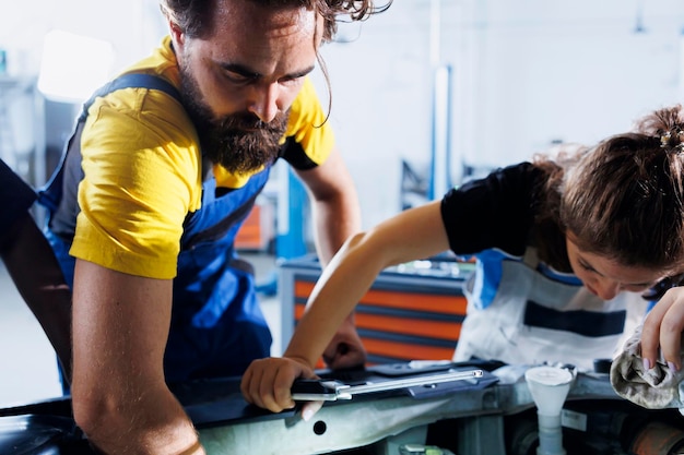 Foto gratuita mecánicos trabajando para arreglar el radiador del coche