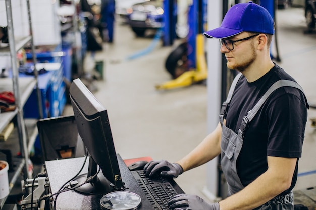 Foto gratuita mecanista de coches haciendo servicio de coche