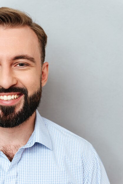 Media cara de hombre barbudo sonriente en ropa de negocios