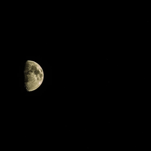 Media luna en un fondo negro