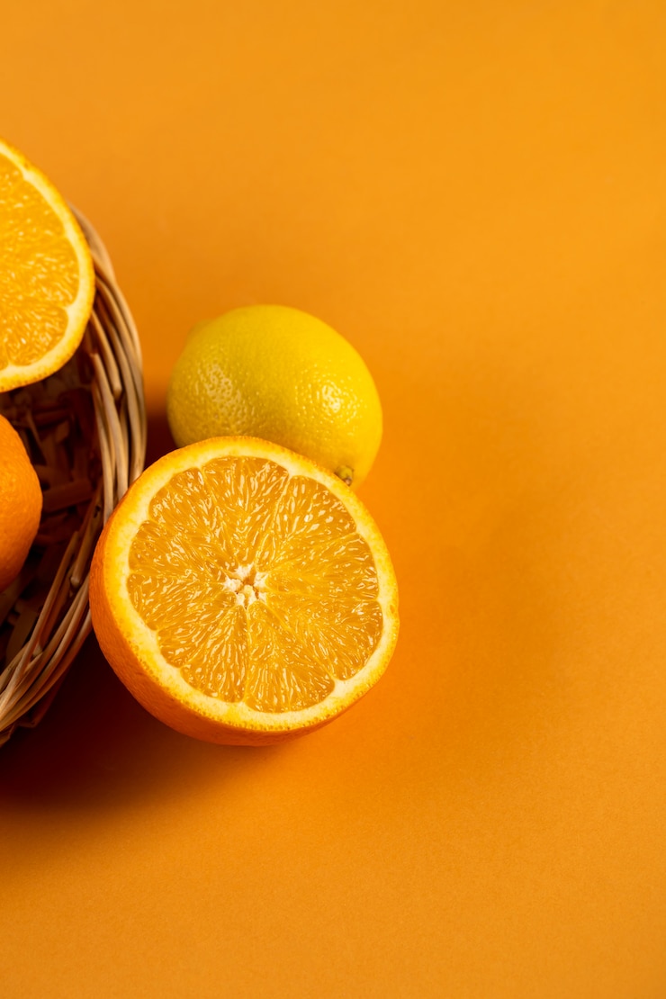 Foto gratuito media naranja y limón sobre una naranja