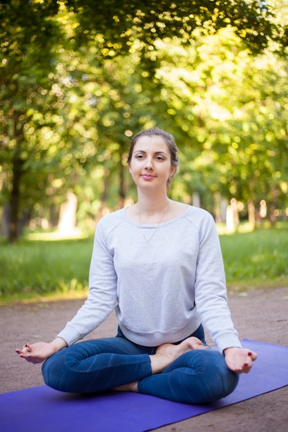 Foto gratuita media pose de la yoga del loto