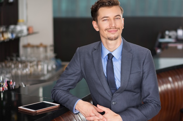 De mediana edad orgulloso líder de negocios en el Café Contador