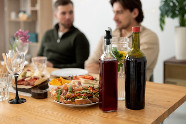 Foto gratuita mediano disparó a amigos en una fiesta de cena