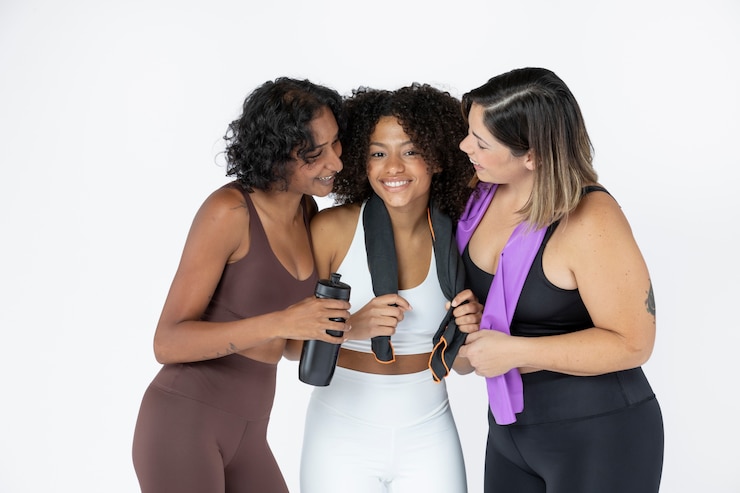 Foto gratuito mediano disparo mujeres en forma felices