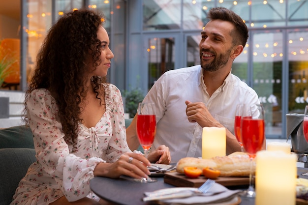 Foto gratuita mediano tiro a la gente enyoing una fiesta de cena