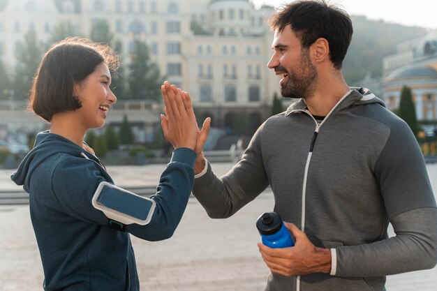 Mediano tiro gente latina entrenando al aire libre