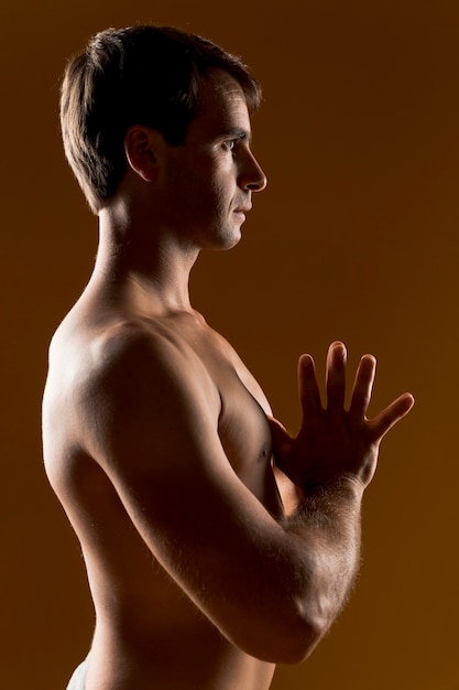 Mediano tiro hombre meditando.