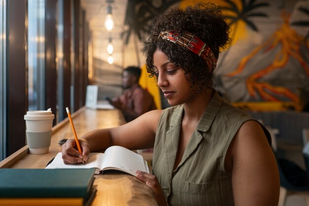 Mediano tiro mujer latina escribiendo